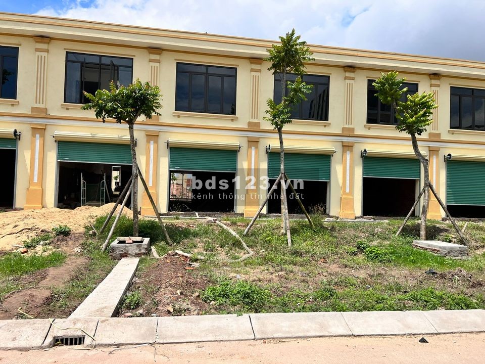 Bán nhà 2 tầng liền kề mặt tiền đường đối diện chợ Đồng Cát Mộ Đức 990 triệu. sở hữu