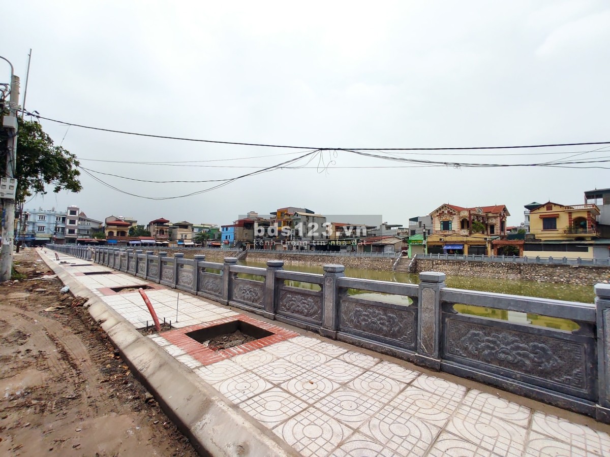Bán nhà Thanh Trì 3 tầng đúc, dtsd 65m2 mặt tiền 5.2m, ô tô tránh thoải mái giá chỉ hơn 5 tỷ