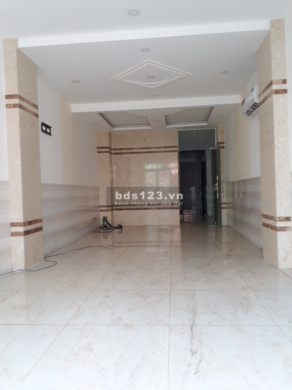Cho thuê nhà mặt tiền Nguyễn Tri Phương Quận 5 1 hầm 7 lầu thang máy 220 triệu/tháng