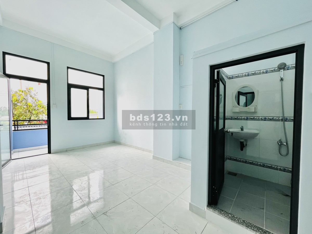 Phòng trọ giá rẻ mới xây ngay bến xe An Sương chợ Cây Me ban công riêng cửa sổ lớn