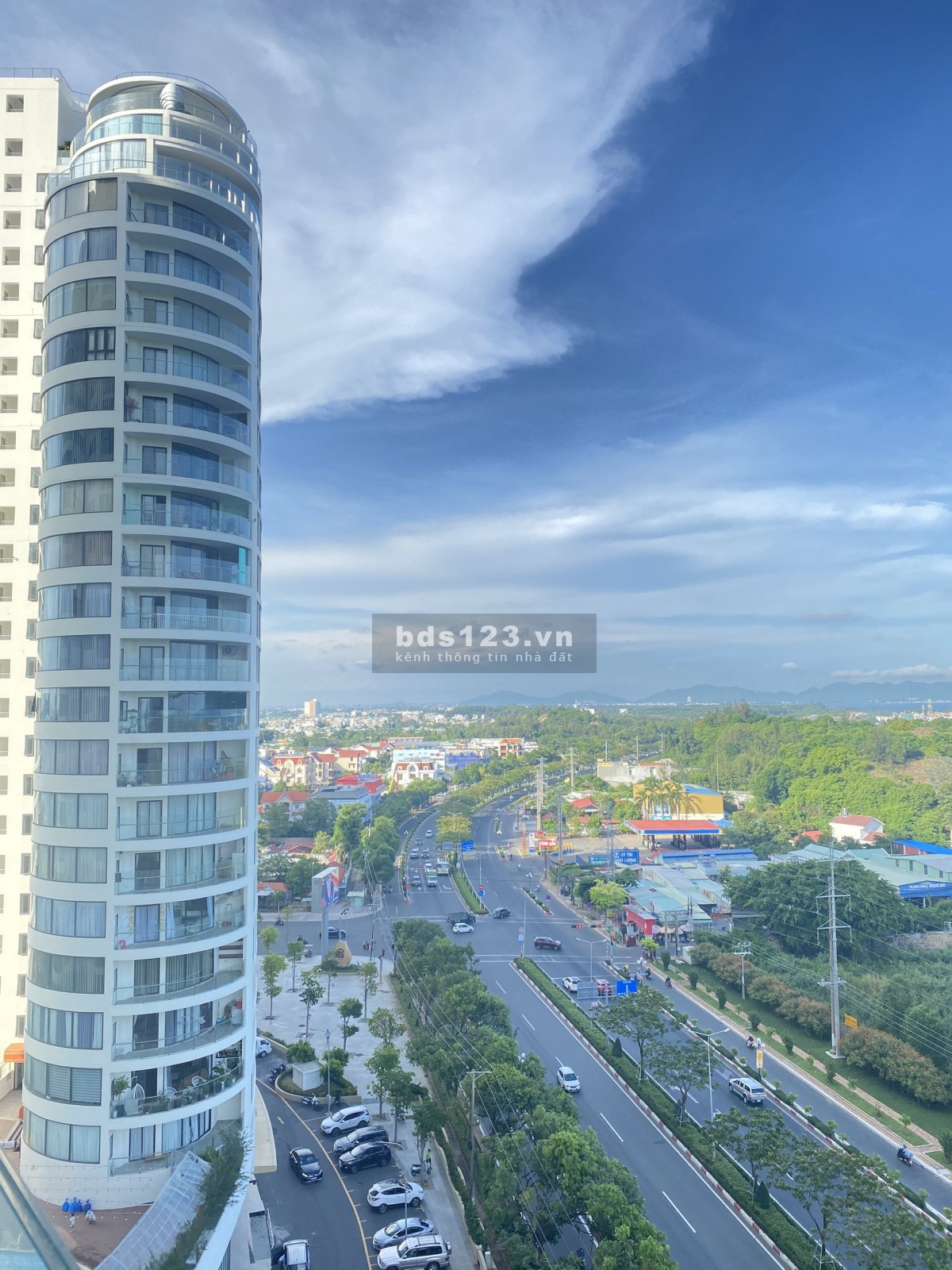 Bán căn hộ 2 phòng ngủ tầng cao, view biển 74m2 chỉ 2,5 tỷ