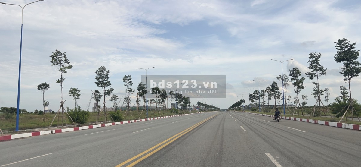 Nằm tại trung tâm thị xã Lai Uyên, trung tâm kinh tế của huyện Bàu Bàng - Bình Dương.