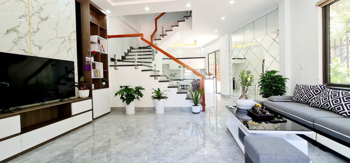 Chính chủ bán Nhà đẹp 2 tầng Hà Lầm View Núi ô tô đỗ cửa, sân rộng 40m Full nội thất