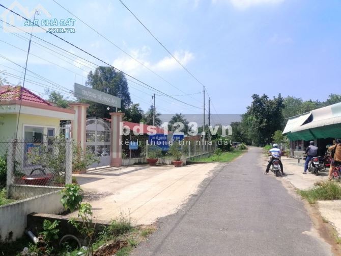 Tôi chủ đất bán gấp lô đất diện tích 200m2 ngay chợ đối diện trường khu dân cư
