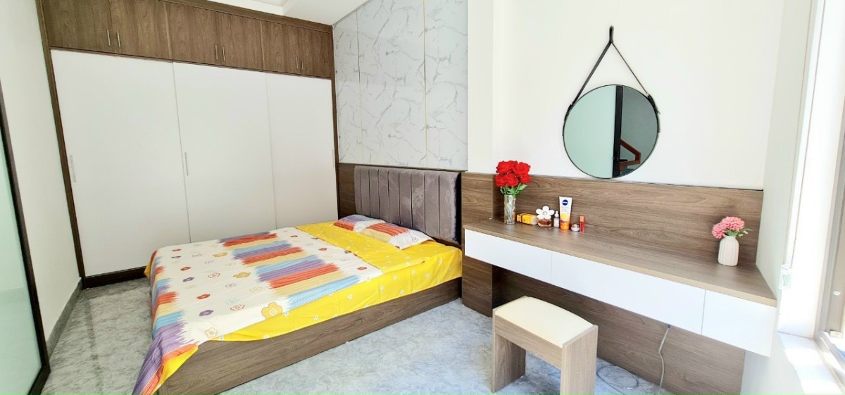 Chính chủ bán Nhà đẹp 2 tầng Hà Lầm View Núi ô tô đỗ cửa, sân rộng 40m Full nội thất