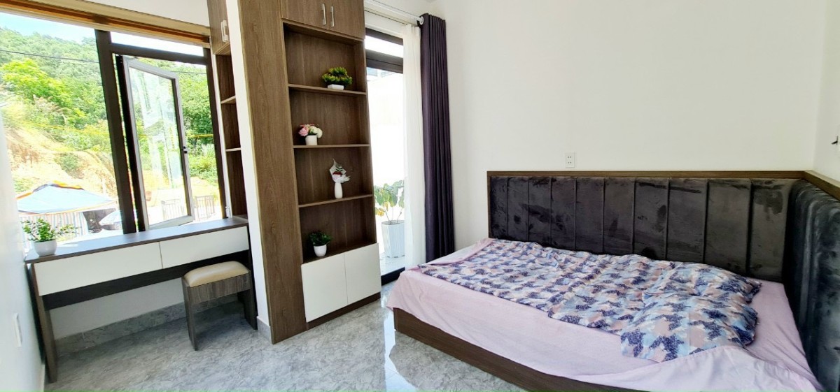 Chính chủ bán Nhà đẹp 2 tầng Hà Lầm View Núi ô tô đỗ cửa, sân rộng 40m Full nội thất