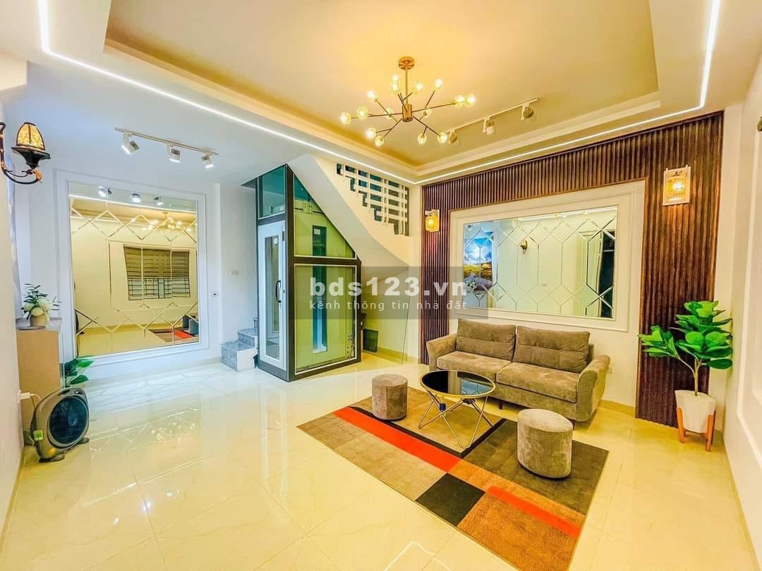 Bán nhà Pháo Đài Láng diện tích 37m2, 5 tầng hàng hiếm, giá bán chỉ 4.65 tỷ