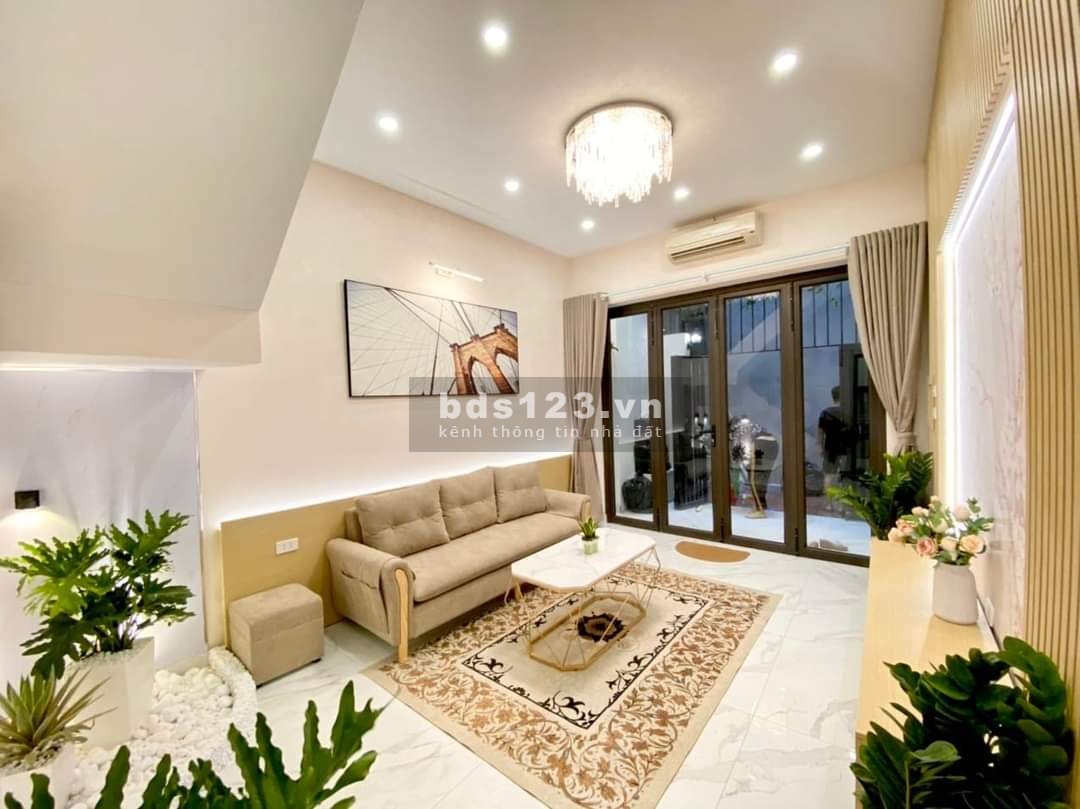 Hơn 4 tỷ DT 42m2 nhà đẹp ngã tư Sở gần phố ngõ 3 gác 4PN full nội thất
