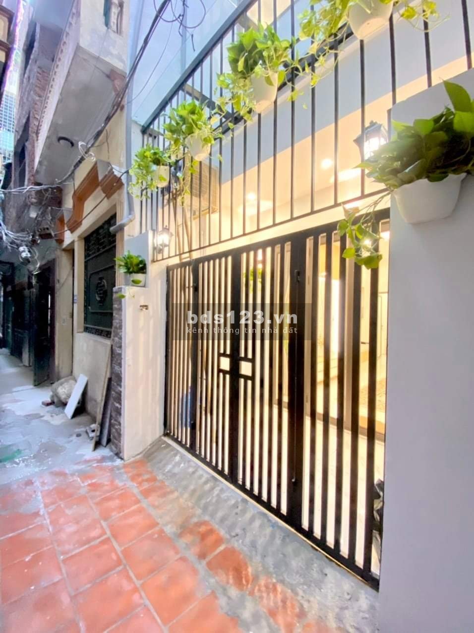 Hơn 4 tỷ DT 42m2 nhà đẹp ngã tư Sở gần phố ngõ 3 gác 4PN full nội thất