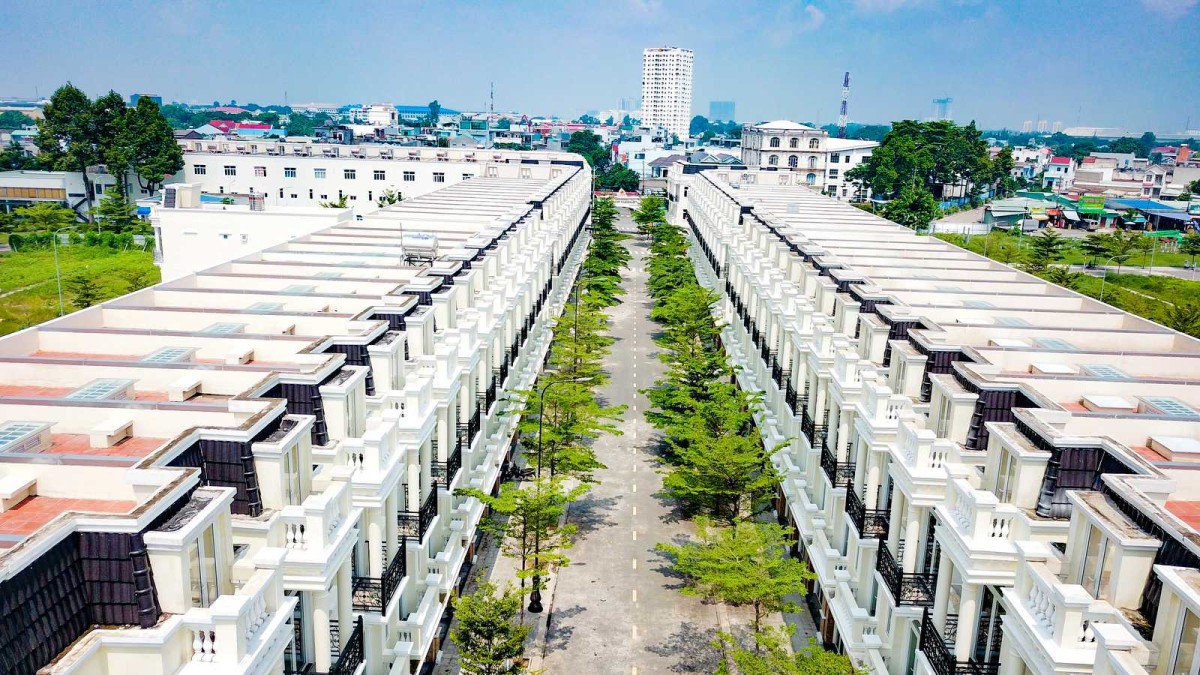 Cho thuê nhà phố Dĩ An 3 lầu 200m2 tiện kinh doanh. LH 0938282876