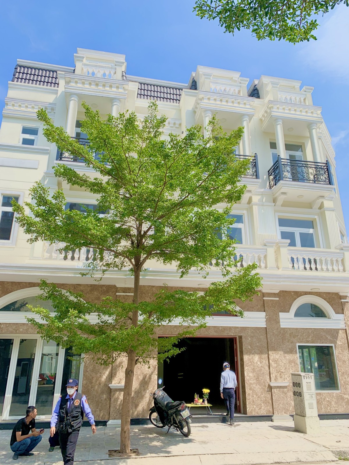 Cho thuê nhà phố Dĩ An 3 lầu 200m2 tiện kinh doanh. LH 0938282876