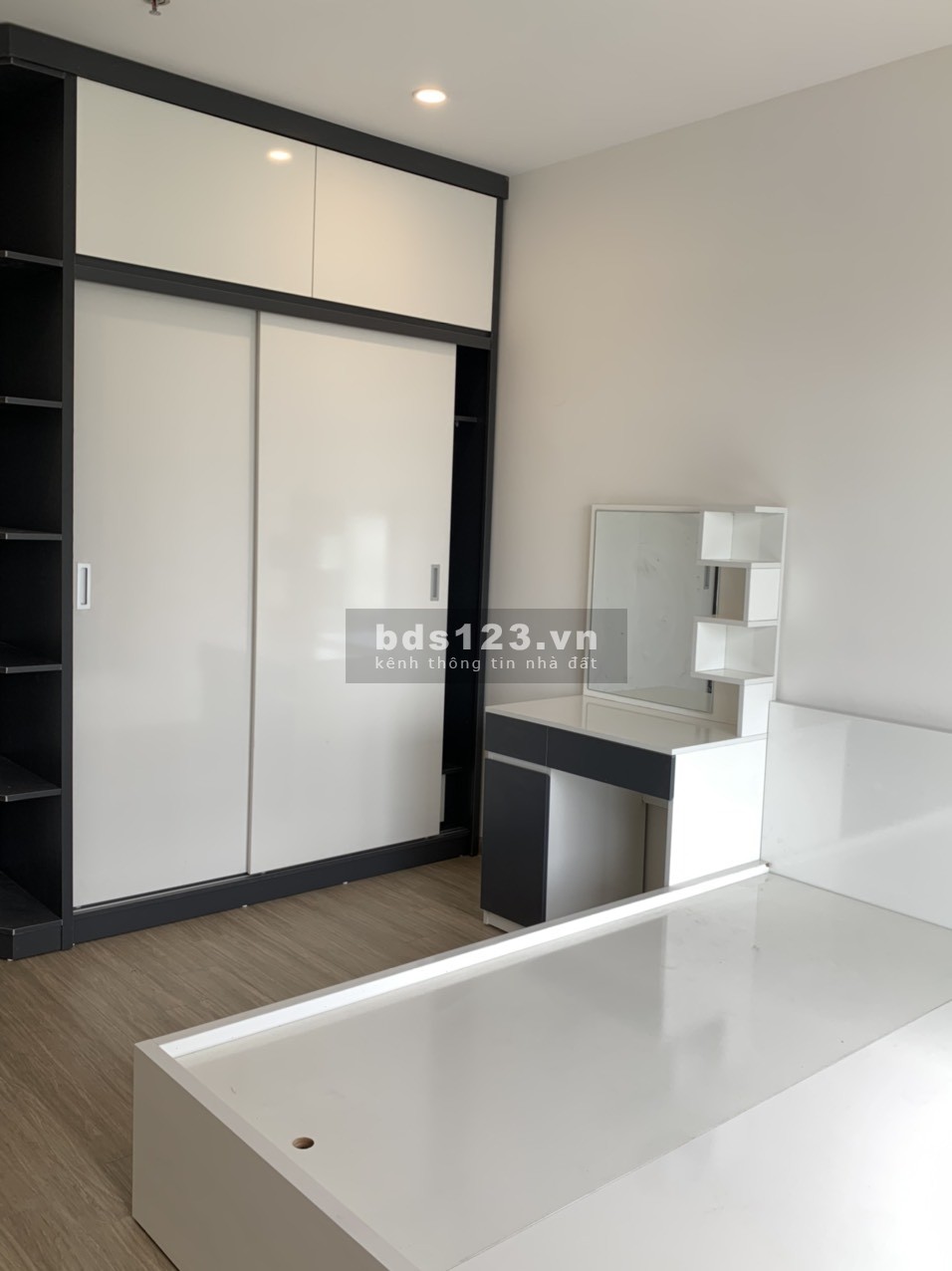 Bán cắt lỗ 200tr căn góc 2PN, 2WC tại Vinhomes Smart City, giá chỉ 2.4 tỷ