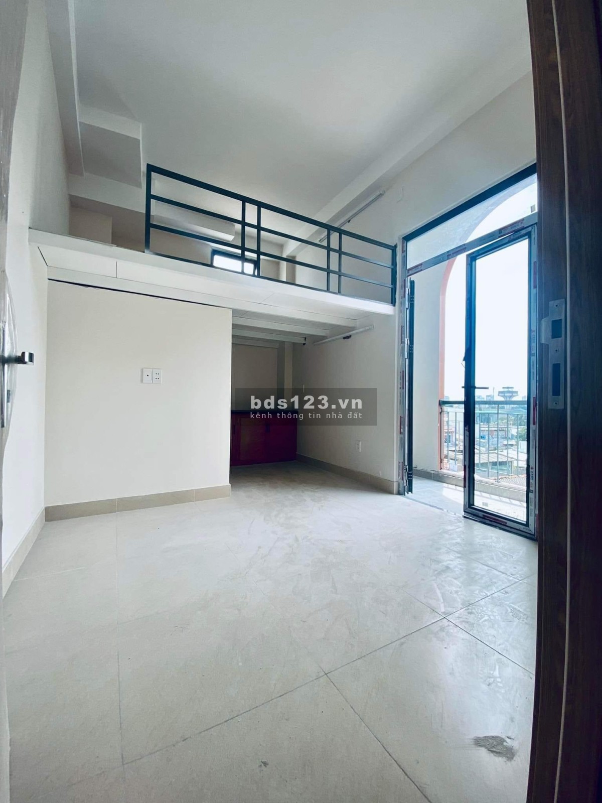 Phòng mới xây full nội thất có gác cao cửa sổ lớn giá rẻ ở gần vòng xoay Phú Lâm