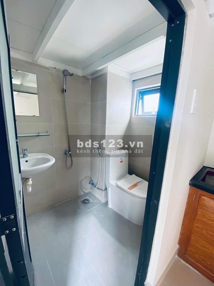 Phòng mới xây full nội thất có gác cao cửa sổ lớn giá rẻ ở gần vòng xoay Phú Lâm