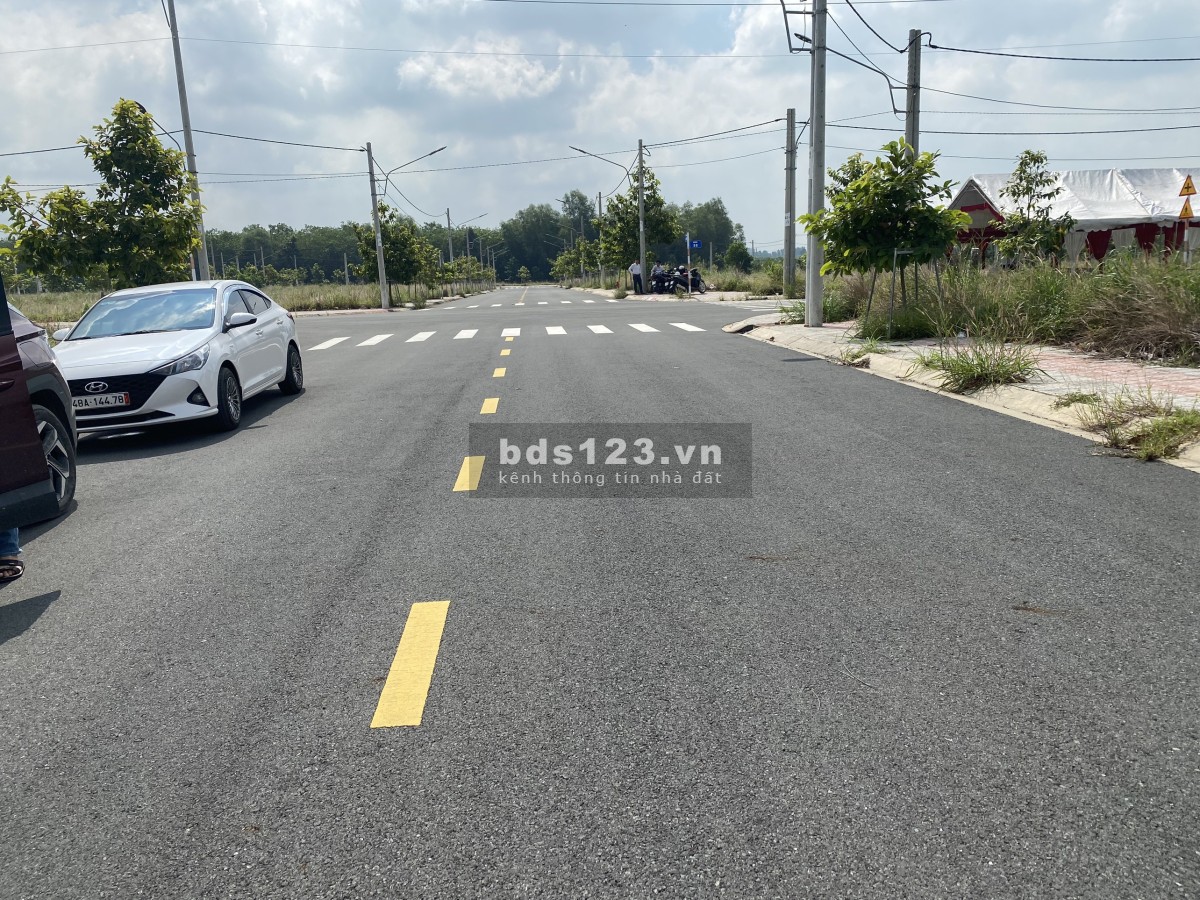 Đất 100m2 full thổ cư, ngay trung tâm hành chính, khu công nghiệp Bàu Bàng, sổ hồng riêng