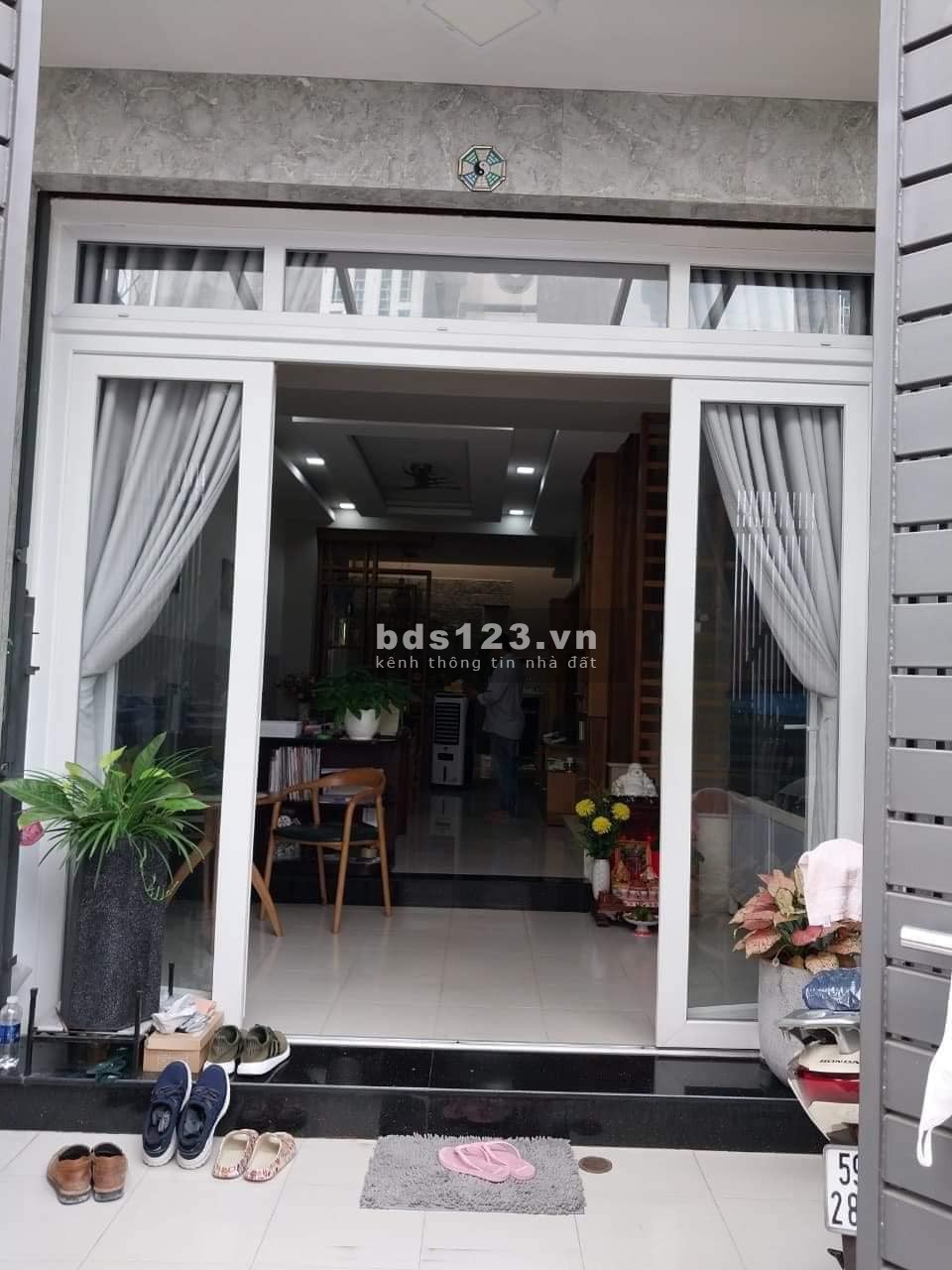 Bán nhà đường 6m, xe hơi tránh nhà đẹp sát mặt tiền có sẵn nội thất giá trị