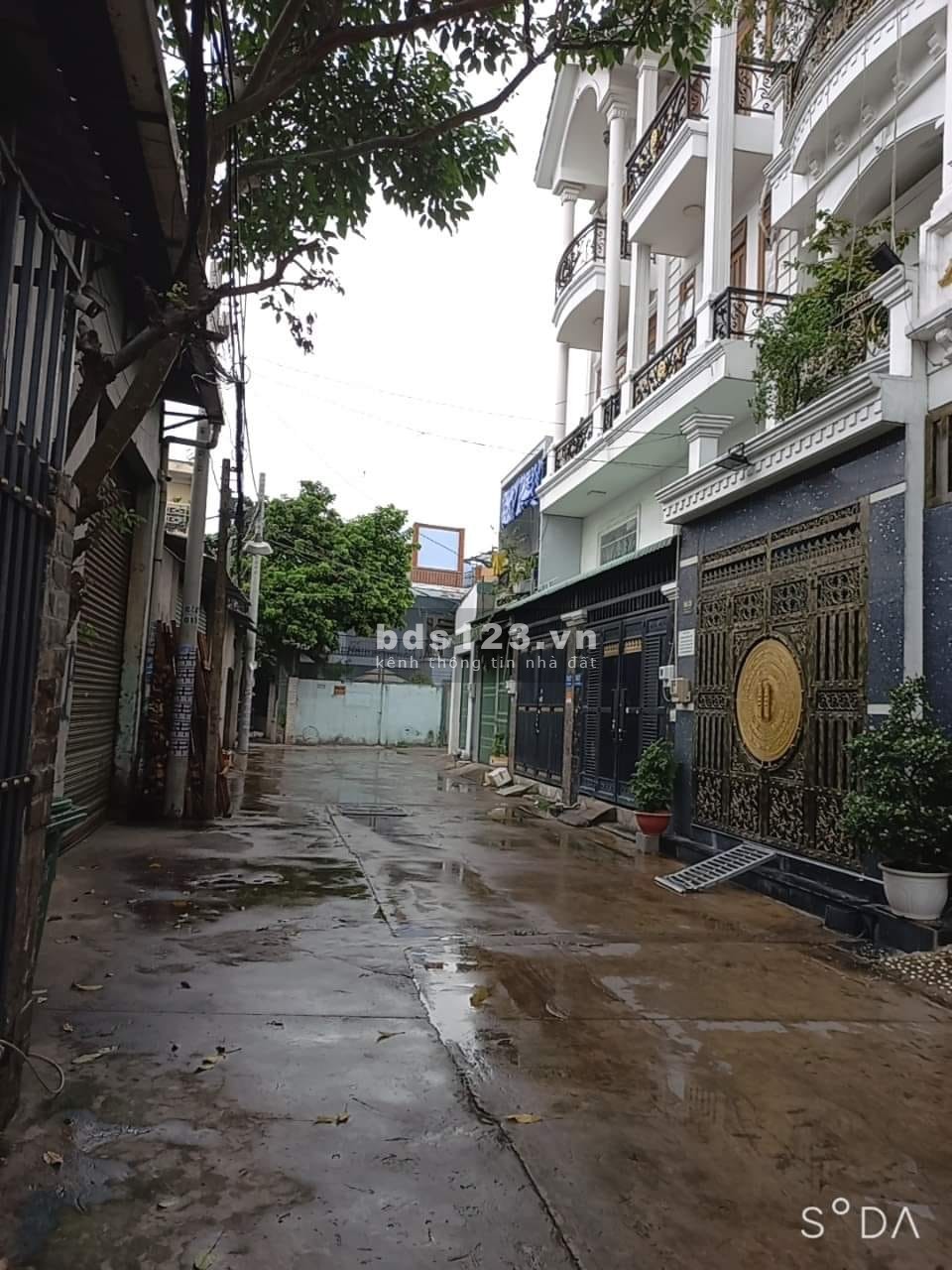 Bán nhà đường 6m, xe hơi tránh nhà đẹp sát mặt tiền có sẵn nội thất giá trị
