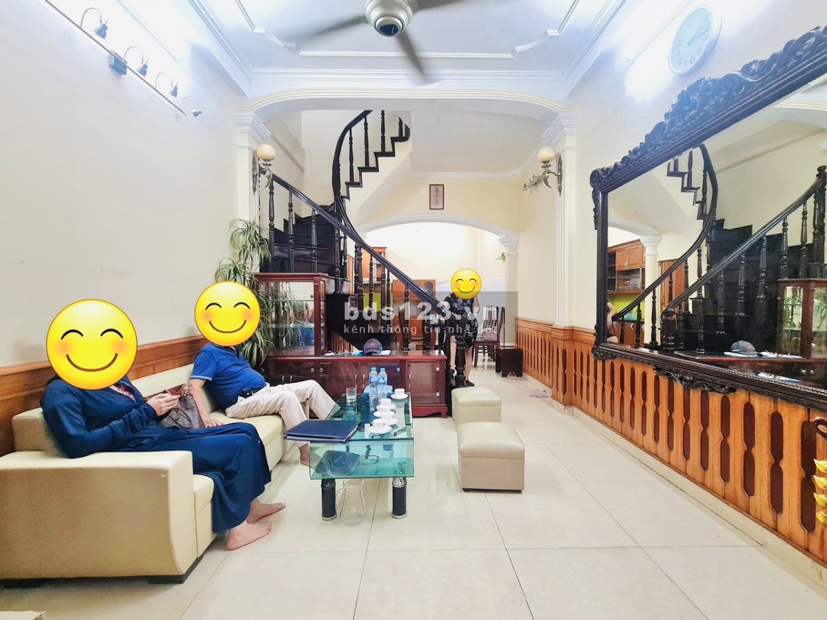 Gần Vincom Nguyễn Chí Thanh 10m ra mặt ngõ nhà đẹp vào ở ngay trung tâm