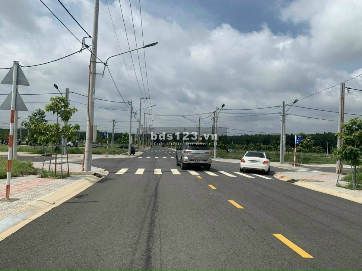 Đất 100m2 full thổ cư, ngay trung tâm hành chính, khu công nghiệp Bàu Bàng, sổ hồng riêng