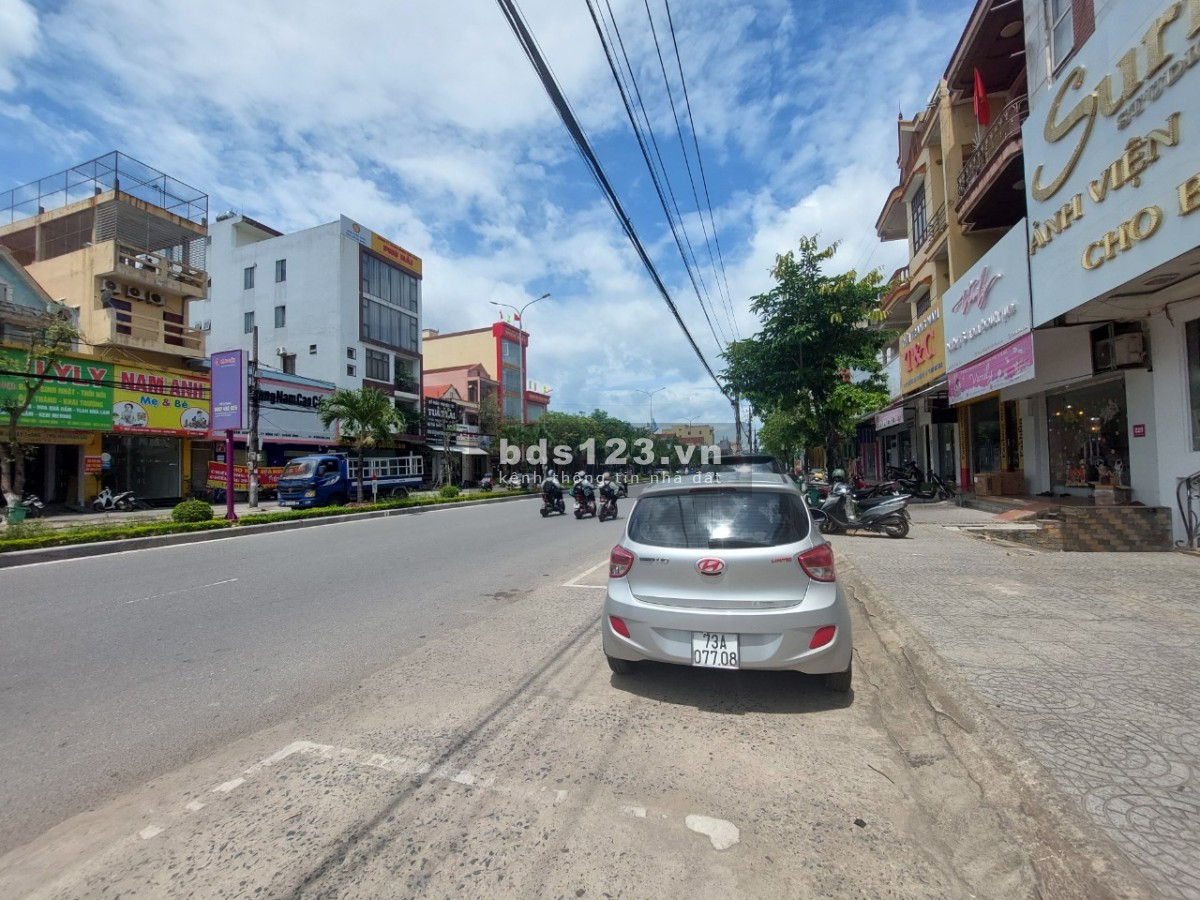 Cho thuê nhà 3 tầng đường Trần Hưng Đạo, Đồng Hới kinh doanh thuận lợi
