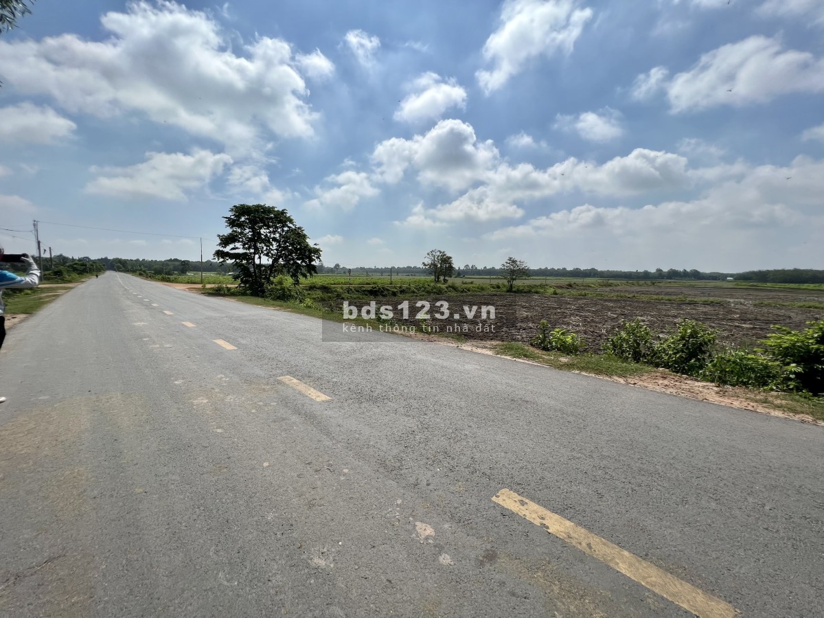 Chính chủ cần bán vị trí đẹp view kênh đường lớn, xe ra vào thoải mái