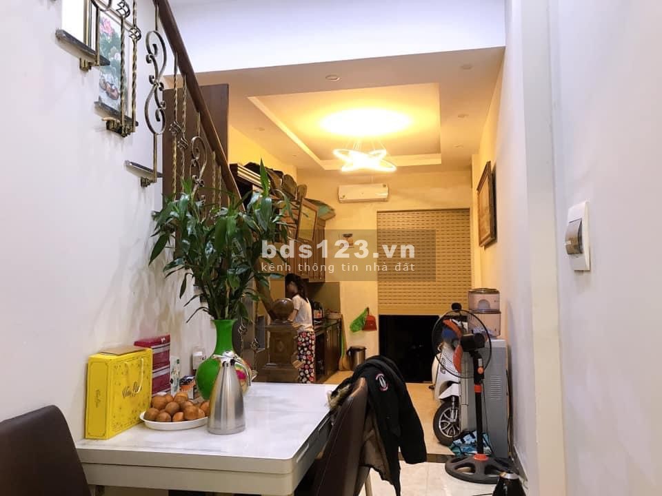 Đường Láng Quận Đống Đa dtsd 41m22, giá 5.2 tỷ ô tô đỗ cửa hai mặt ngõ khu an sinh tốt vào ở ngay