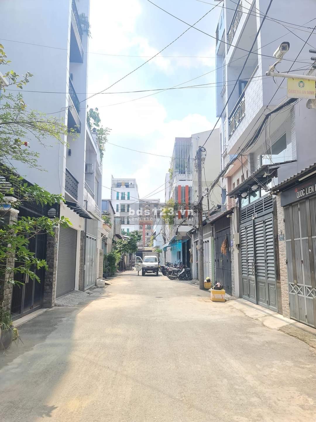 Bán nhà 3 tầng bê tông Quận Tân Bình đường Đồng Đen, hẻm xe hơi dt 64m2, nhích 9 tỷ