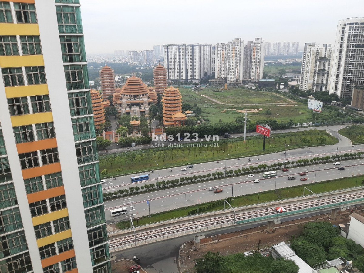 Cho thuê 3 PN + 3 WC 150 m2 Căn hộ The Vista An Phú Quận 2 view nhìn ra hồ bơi và Xa lộ Hà Nội