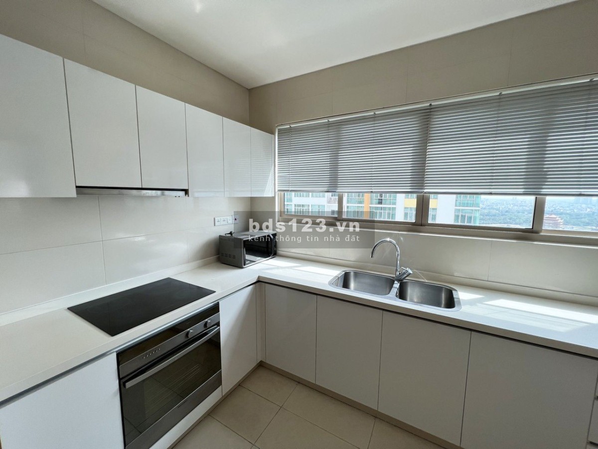 Cho thuê 3 PN + 3 WC 150 m2 Căn hộ The Vista An Phú Quận 2 view nhìn ra hồ bơi và Xa lộ Hà Nội