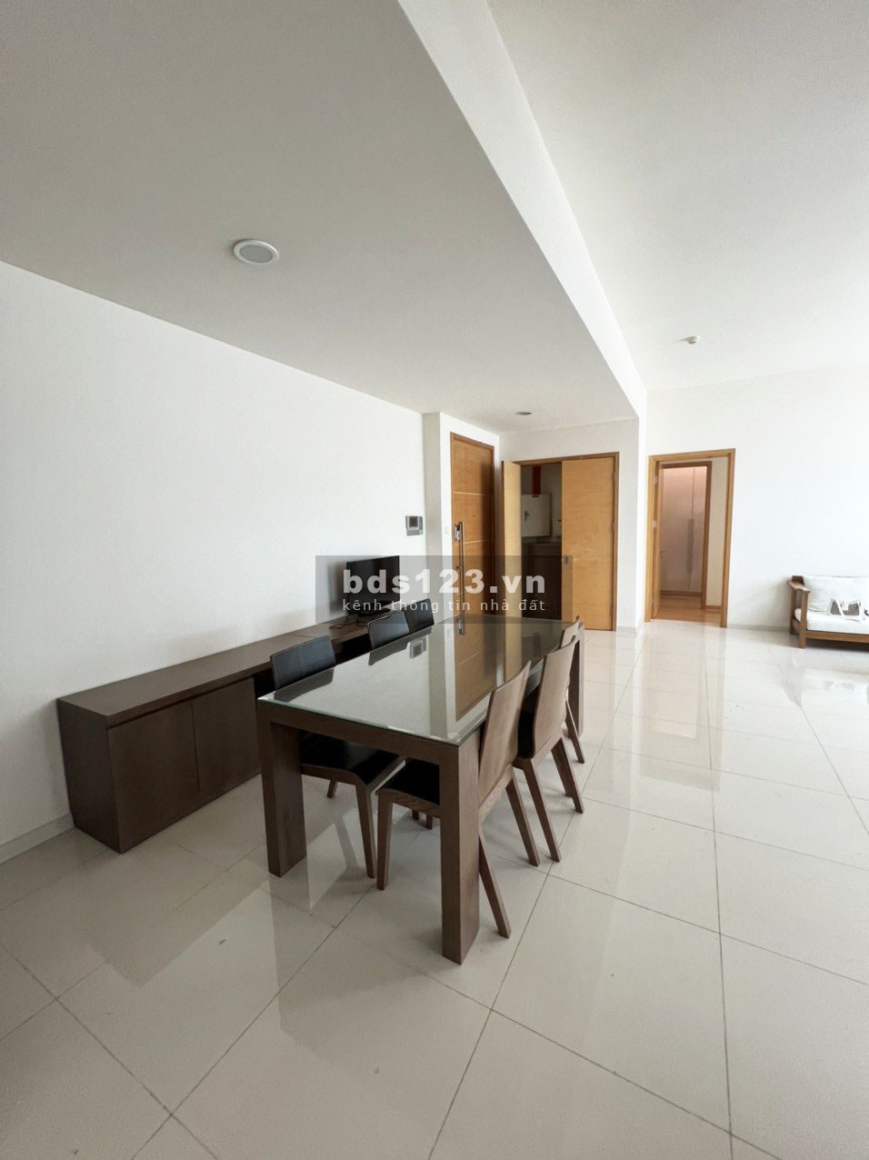 Cho thuê 3 PN + 3 WC 150 m2 Căn hộ The Vista An Phú Quận 2 view nhìn ra hồ bơi và Xa lộ Hà Nội