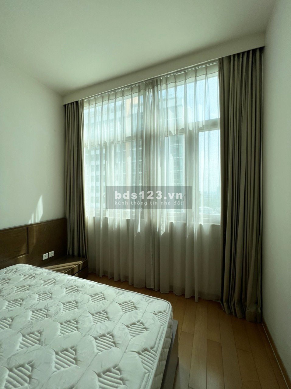 Cho thuê 3 PN + 3 WC 150 m2 Căn hộ The Vista An Phú Quận 2 view nhìn ra hồ bơi và Xa lộ Hà Nội