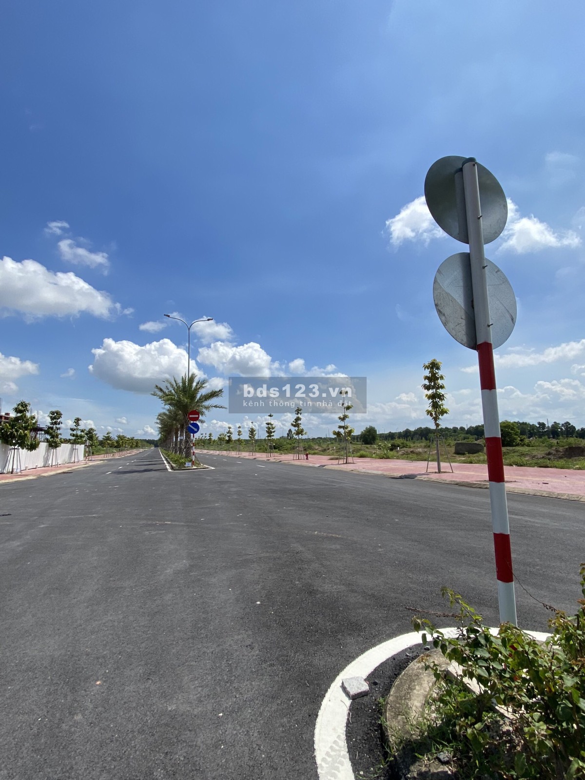 Chủ cần tiền bán rẻ lô đất dự án Mega City 2 đối diện đường 25C 100m, lh 0936184742