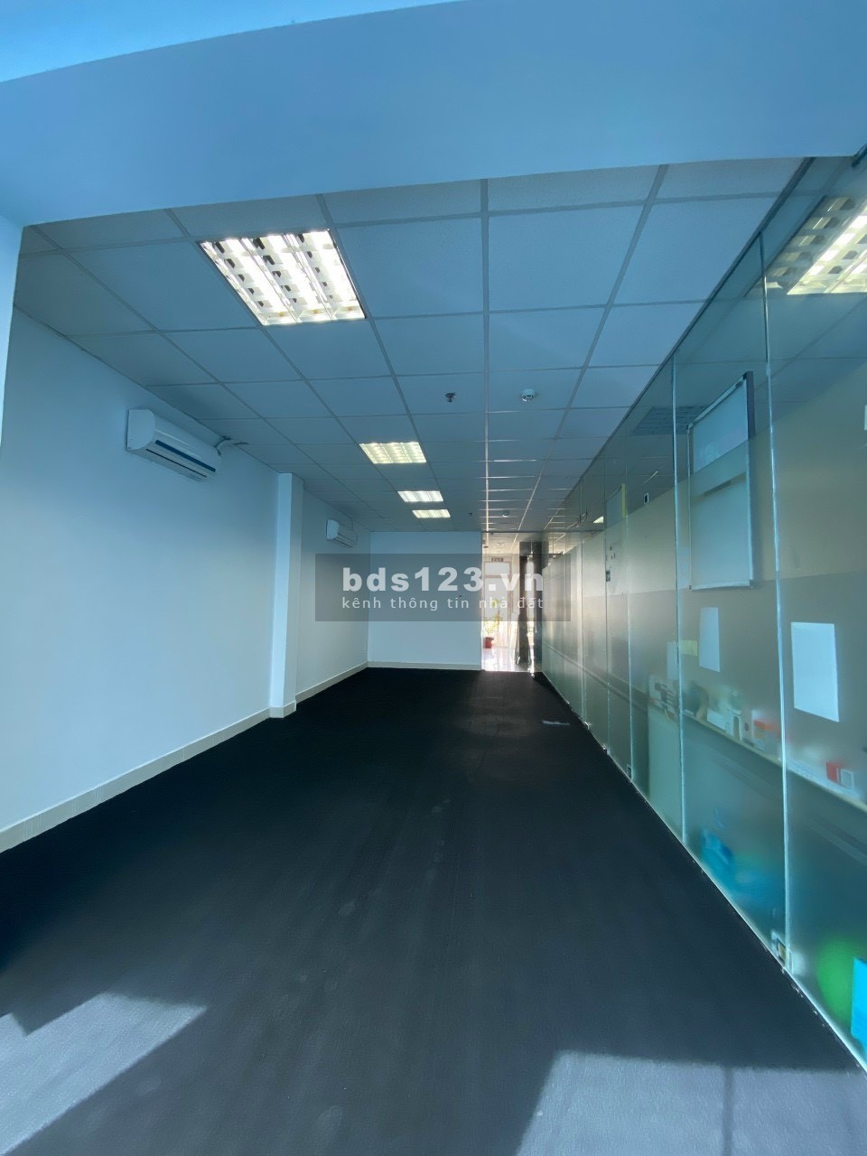 Cho thuê văn phòng view kính nhỏ xinh 30m2 đường Cách Mạng Tháng 8, Quận 3