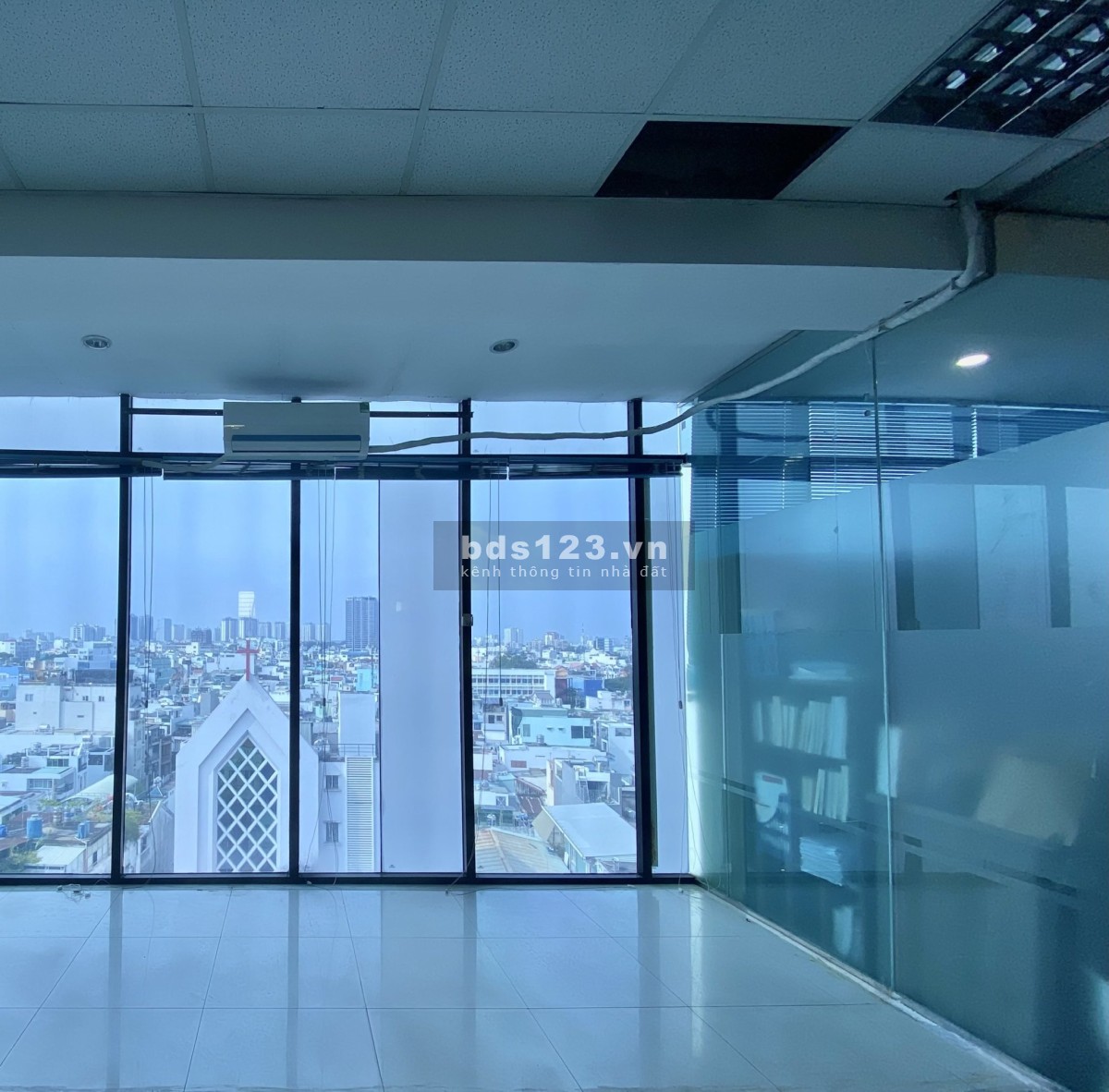 Cho thuê văn phòng view kính nhỏ xinh 30m2 đường Cách Mạng Tháng 8, Quận 3