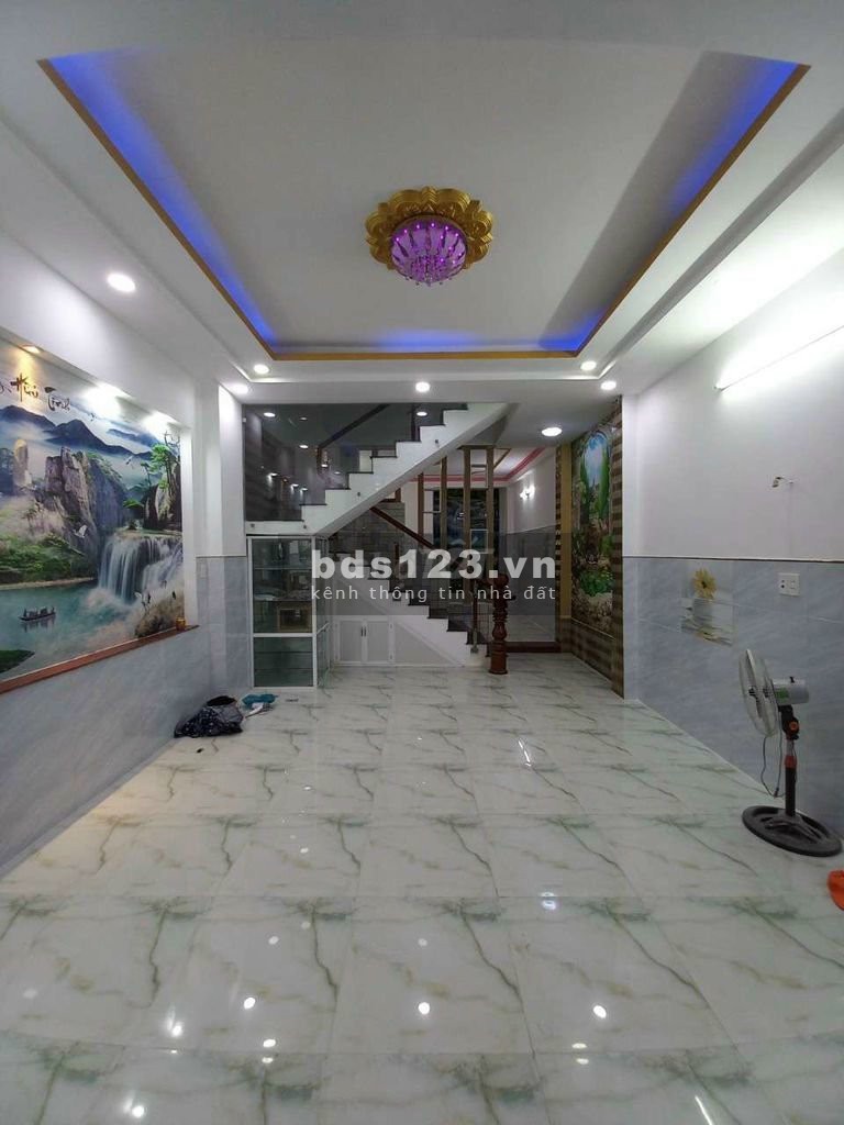 Bán gấp căn nhà đối diện trường học