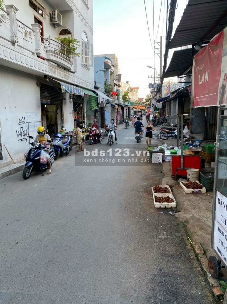 Bán gấp căn nhà đối diện trường học