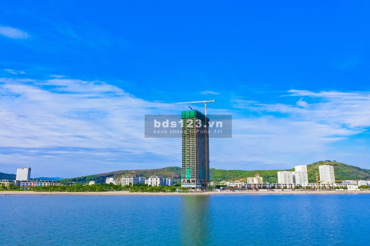 Chính chủ cần bán căn hộ cao cấp A3202 dự án A La Carte Hạ Long Bay, view trực diện bãi tắm, giá rẻ