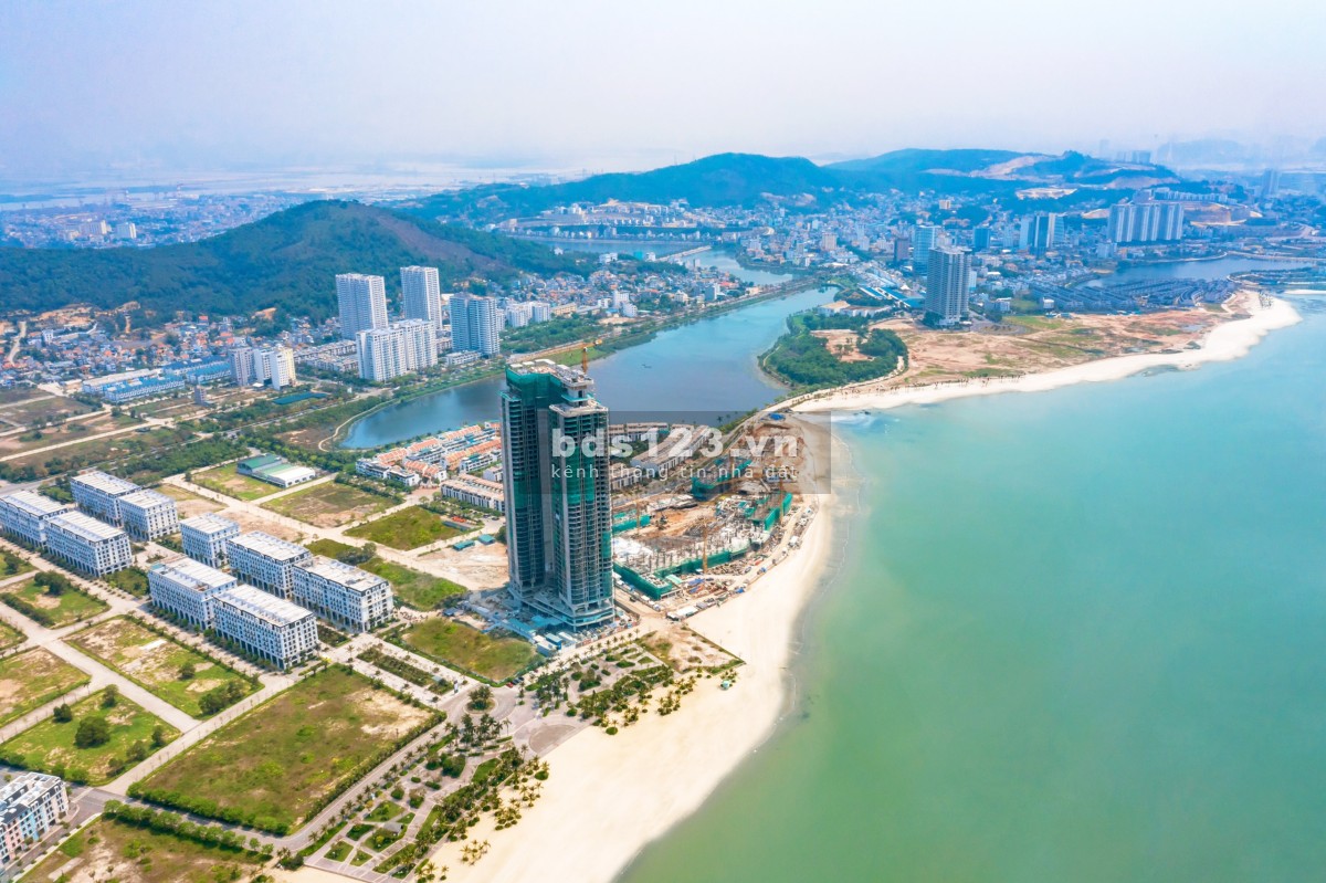 Chính chủ cần bán căn hộ cao cấp A3202 dự án A La Carte Hạ Long Bay, view trực diện bãi tắm, giá rẻ