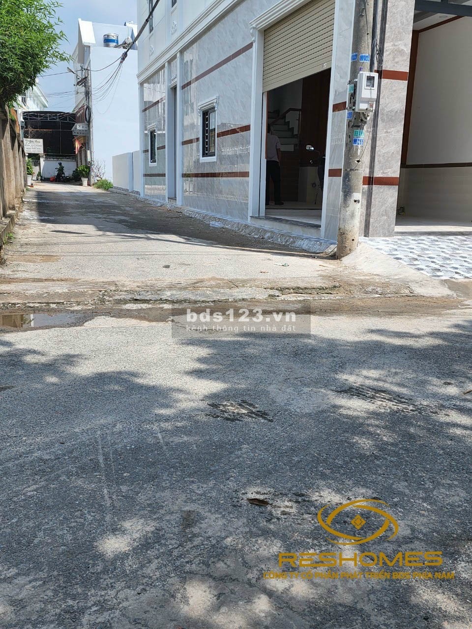 Bán căn góc 1 trệt 2 lầu mới xây. Gần Vincom giá bán 5.3 tỷ, thương lượng
