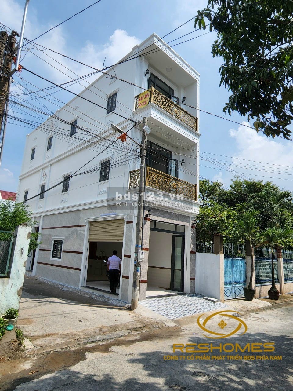Bán căn góc 1 trệt 2 lầu mới xây. Gần Vincom giá bán 5.3 tỷ, thương lượng