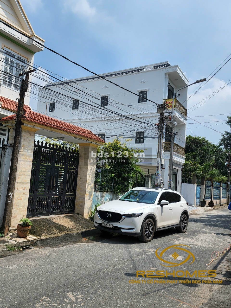 Bán căn góc 1 trệt 2 lầu mới xây. Gần Vincom giá bán 5.3 tỷ, thương lượng