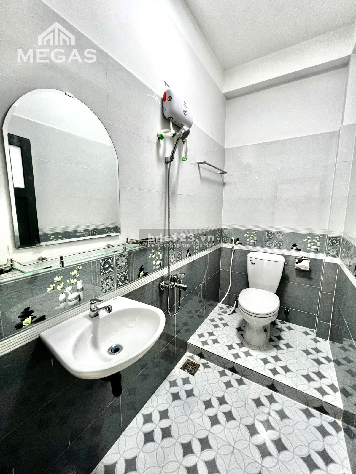 Phòng Mới Xây 100% Giá Rẻ Sẵn Nội Thất - Ban Công Riêng Ngay Ngã Tư Bốn Xã