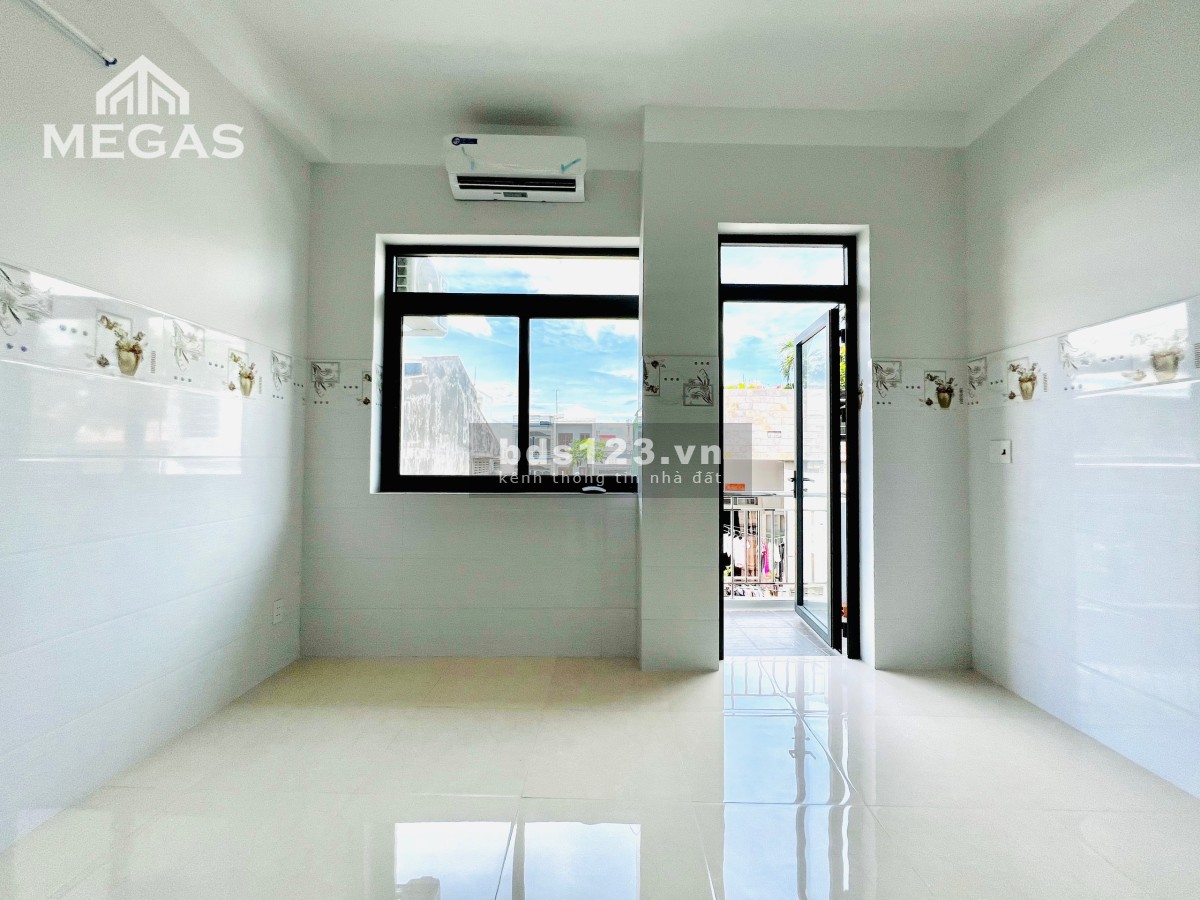 Phòng Mới Xây 100% Giá Rẻ Sẵn Nội Thất - Ban Công Riêng Ngay Ngã Tư Bốn Xã