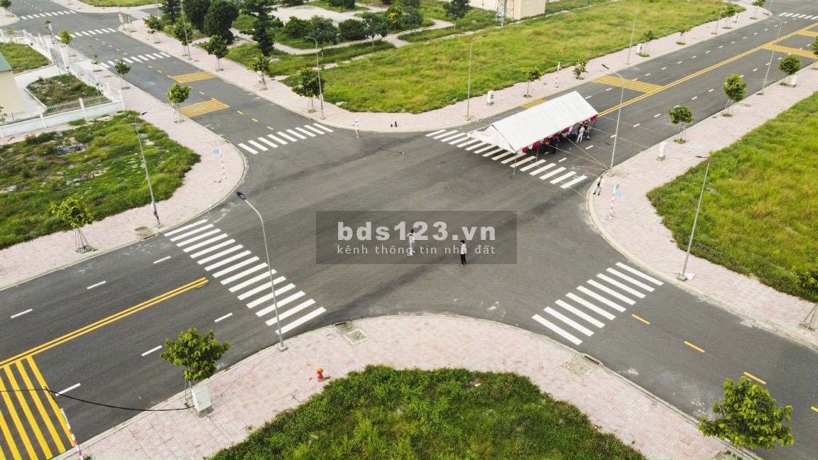 Cần bán lô đất nền 100m2, vị trí trung tâm thị trấn, khu dân đông đút phía Bắc Bình Dương