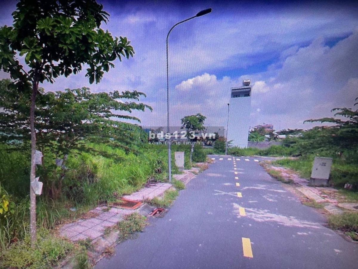 Chủ cần ra gấp lô đất tại phường Phú Hữu Quận 9, TPHCM, khu dân cư đông