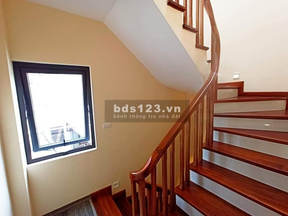 Bán nhà Ngọc Thuỵ ô tô tránh ngõ thông tiện ích cao, diện tích 35m2, giá bán 3.9 tỷ