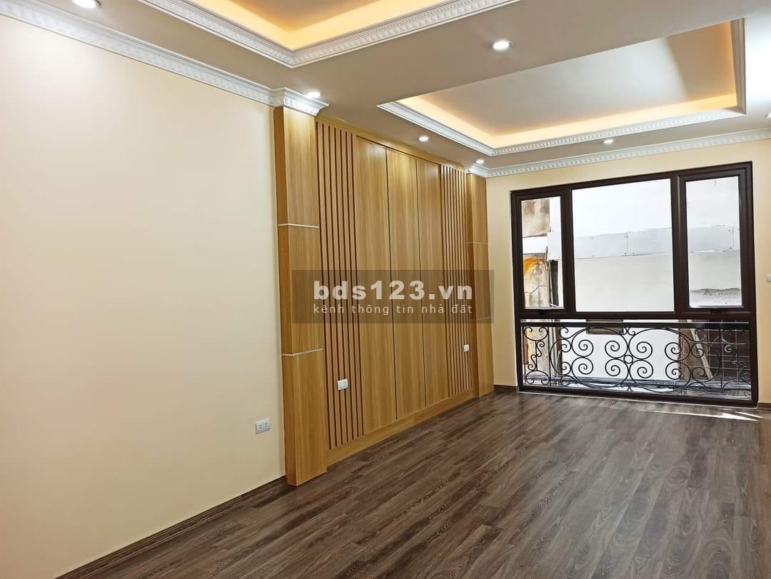Bán nhà Ngọc Thuỵ ô tô tránh ngõ thông tiện ích cao, diện tích 35m2, giá bán 3.9 tỷ