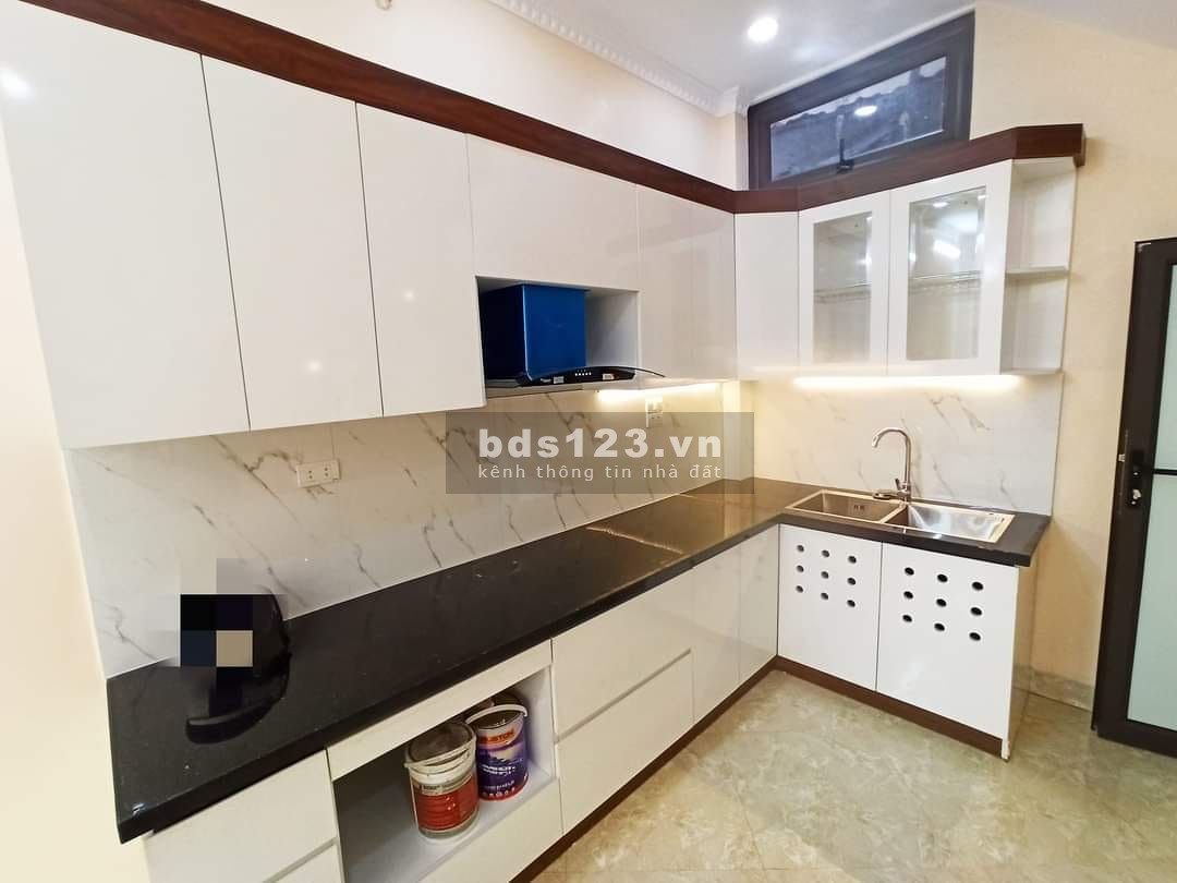 Bán nhà Ngọc Thuỵ ô tô tránh ngõ thông tiện ích cao, diện tích 35m2, giá bán 3.9 tỷ