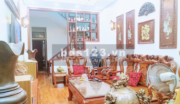 Bán nhà Thạch Bàn Long Biên vị trí siêu đẹp, 40m2 giá chỉ nhỉnh 3 tỷ, cạnh hồ, oto đỗ cổng.