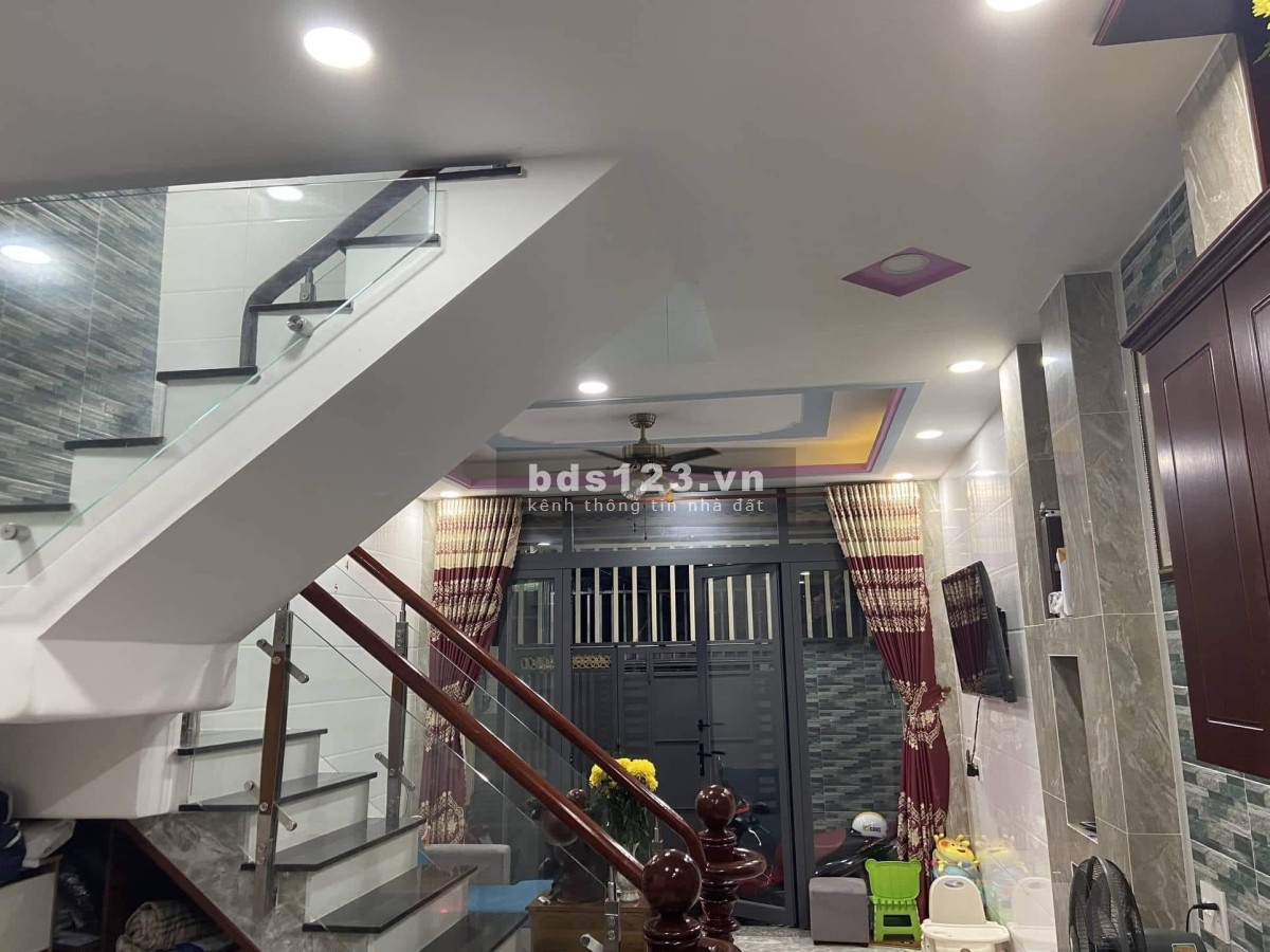 Bán nhà ngay chợ Thủ Đức cách mặt tiền 30m diện tích 42m², giá bán 3,8 tỷ